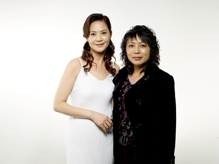 台湾著名女星俞小凡（左）与美颜教室创始人黄育育（右）